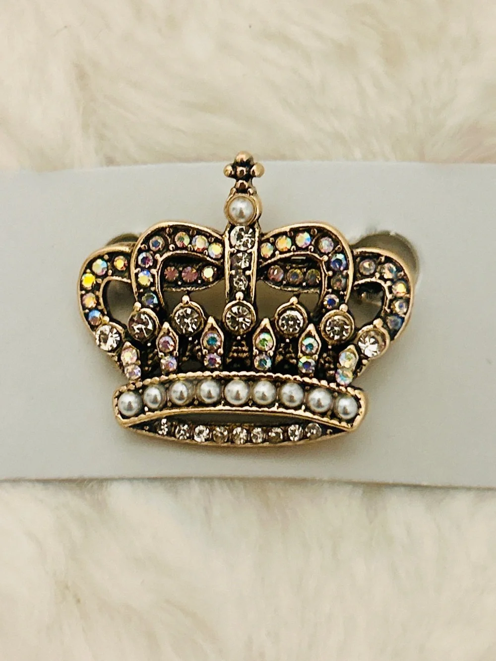 Brooch Elegant Gold-Tone Crown with Pearl and Crystal Accents